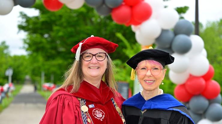 运动科学 and Wellness Senior Lecturer Dr. Maryellen "Missy" Miller stands MCCC总裁Dr. 维多利亚L. Bastecki-Perez. Miller is the recipient of the Part-time Teaching Excellence 奖, sponsored by e-Campus Bookstore. Dave DeBalko拍摄